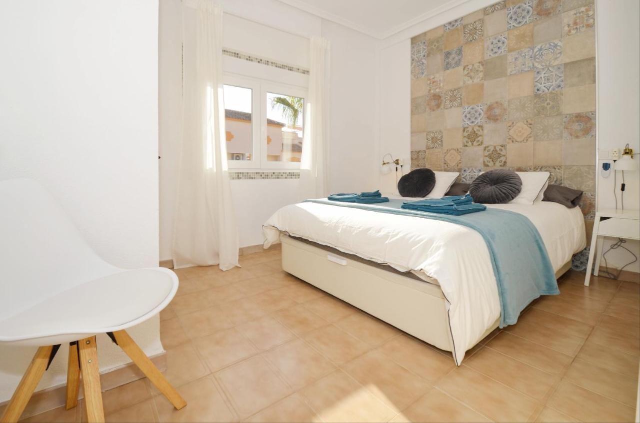 Punta Prima Pleasure With Private Parking In A Gated Community Close To The Beach Торевиеха Екстериор снимка